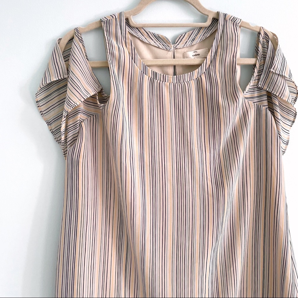 Entro Dress with Vintage Vibe Open Shoulder and Island Floral Detail at the Hem - Picture 3 of 10